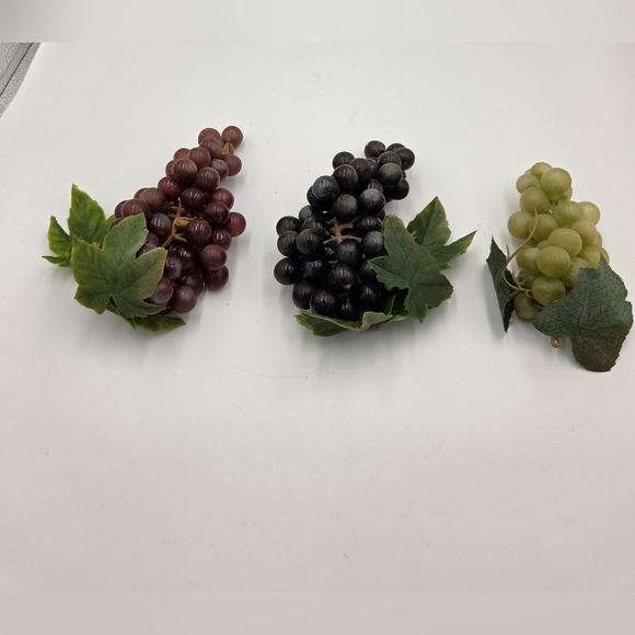 Vintage Faux Grapes Realistic Decorative Fruit  Decor Green Red Purple Lot Of 3 - Picture 5 of 6
